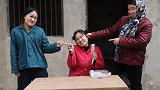 自制剧；妈妈给小麦买银子手镯，结果小麦换成巧克力吃了，太逗了