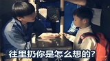爆笑！这绝对是亲爹！乘客都看不下去了