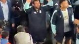 实拍梅西携家人离场向全场致意 球迷尖叫不断