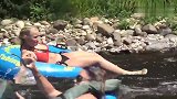 女子正在玩漂流呢，突然被吓的花容失色，好残忍啊