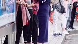 美女，你已经成了整个公交站的焦点人物了！