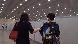 大张伟走错路被老婆拎着走。