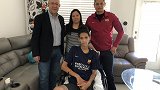 巴萨青训16岁枪击案小英雄造访诺坎普 梅西苏牙送签名球衣
