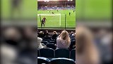 怕不是练了铁头功？伯恩利女球迷被球击中头部后依旧淡定