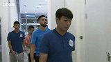 大连抵达卡神送帅气签名 贝帅：球队剑指三分
