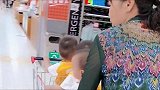奶奶带着三胞胎宝宝逛商场，一车推三个，奶奶真是太厉害了