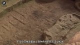 云南山村一块地里一直冒水，农民好奇挖开，发现一座青铜房子