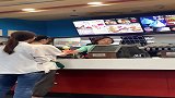 小姐姐这什么操作，柜台员工都蒙了，哈哈哈