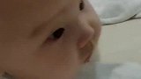 出去冲个奶粉，宝宝突然哭声没了！进来一看，自个在偷看我的电视
