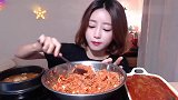 韩国妹子吃泡菜拌饭，再配点泡菜和一碗汤吃得好香