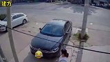 这种女人也能配当妈妈监控拍下心疼的一幕，孩子你受苦了