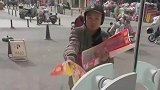 热心小哥免费给店家送财神画，店家送他一颗糖，他开心的像个孩子