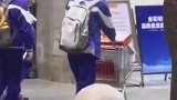 别人都是行李箱，你是刚逛完超市回来？