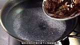茶树菇别总是煲汤了，做一道这样的茶树菇炒肉，菌香浓郁超下饭