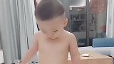 小宝宝穿妈妈高跟鞋，走的有模有样，可把爸爸笑翻了！
