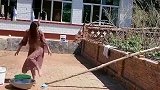 小哥的搞笑操作，没想到被美女识破了