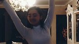 素颜的新疆小姐姐，也很漂亮，看，她跳起了舞！
