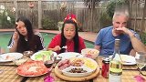 泰国大妈一家三口周末聚餐,女儿长得很漂亮,吃相也很斯文呢!