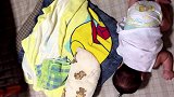 学翻身难不难2个月小宝宝翻身示例，简直厉害啊