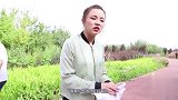 二货美女街边摆摊，用白纸画棒棒糖套路顾客，结局真是太搞笑了