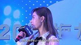 张天爱走机场，穿荧光卫衣下衣失踪秀“漫画腿”，秀发飞舞气场足