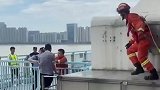 男子站在证边欲轻生，危急时刻95后消防员10秒飞扑救人