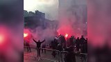 巴黎球迷曼市街头狂欢 歌声与焰火齐飞