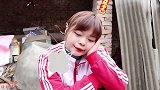 欢欢和小小想体验大人的生活，打扮成小大人的俩人太逗了