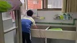 封校也能“卷”，初中男孩宿舍内边洗衣服边读书