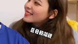 她偶尔会像傻瓜一样 但温柔起来又很美 她会生气和我吵架 但又很好哄 我很了解她 她就是我女朋友