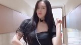 性感美女颜值很高，穿连衣裙热舞的样子真带劲儿