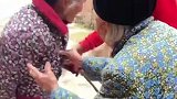 九十二岁的外婆给98岁的姨外婆钱，以后人生，见一面少面了