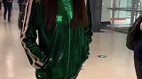 国际大长腿，模特何穗这件荧光绿外套好闪亮，迈步走来气场强大