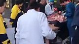 小城大爱，真暖！陕西男子来湖北咸丰卖东西苹果，途中突发急性脑梗塞。得知8000斤苹果急需处理，医院和市民暖心接力，19小时全部卖完