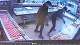 两黑衣人持大刀铁锤闯入珠宝店猛砸柜台 1分半洗劫百万金器