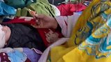 一岁宝宝跟着父母在户外唱戏，寒风中躺在后台不吵不闹