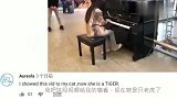 老外看中国：中国女孩伦敦车站弹阅兵歌曲，老外：猫听了都变老虎