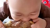 宝宝吃肉肉吃的真香啊，太可爱了