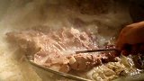 小伙儿花20块钱尝了一碗河南特色早餐，足足半碗肉，泡着饼贼香