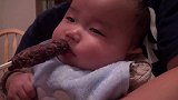百天宝宝第一次吃这种零食，随后的反应把爸妈都乐坏了
