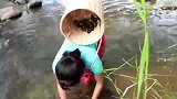 蓝衣姐河里捡来不少贝壳，立马做起了香辣花甲，太好吃啦