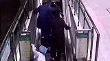 护士一跪一扑连救两人，飞奔救人只是本能反应！感动惊魂一刻 暖心