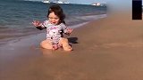 小宝宝第一次去沙滩，开心的模样把心都萌化了