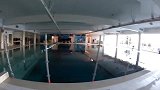 世界上最“深”的游泳池，游一次要花2000块，幽闭症都快犯了
