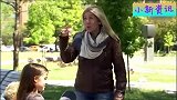 恶搞：路人帮忙被整蛊，逝者被女孩救活了