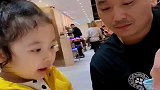 外甥女一见到舅舅，吃个饭也这么仪式感，真不愧是亲舅舅啊！