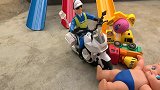警官遇娃娃和汽车工程车挖掘机玩具，婴幼儿宝宝早教益智游戏视频