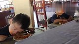 双胞胎小宝宝吃面条，接下来的场景让妈妈笑翻了