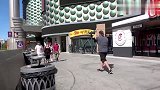 小伙街头搬箱子恶搞路人搞笑集锦！看完不笑算我输~
