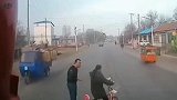 现时报来了！女子骑车蛇形逼停货车 下秒悲剧发生